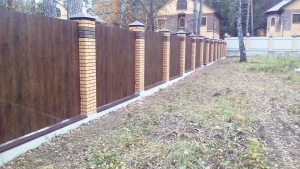 Забор с кирпичными столбами