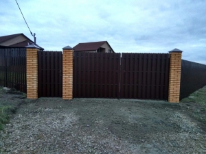 Забор из профлиста с кирпичными столбами