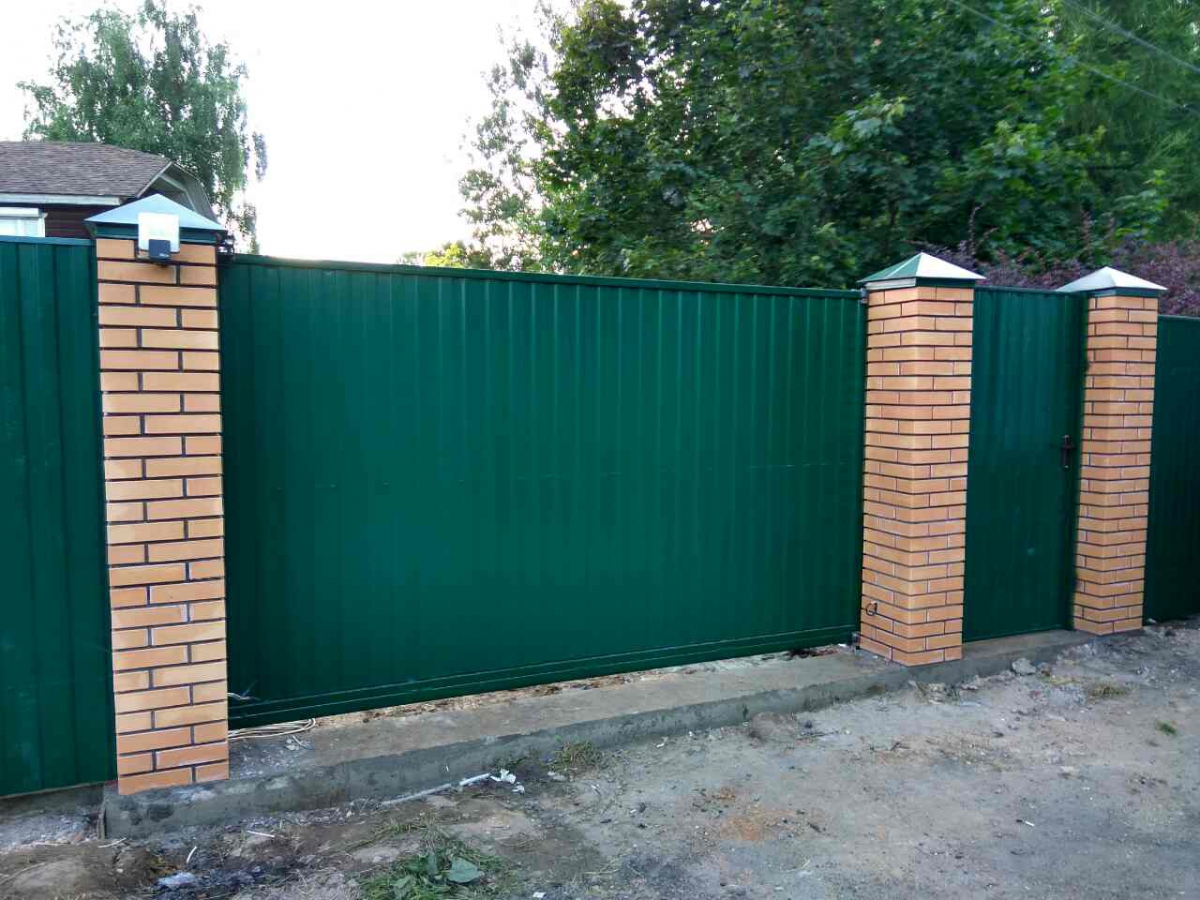 Забор с кирпичными столбами от компании МосЗаборы
