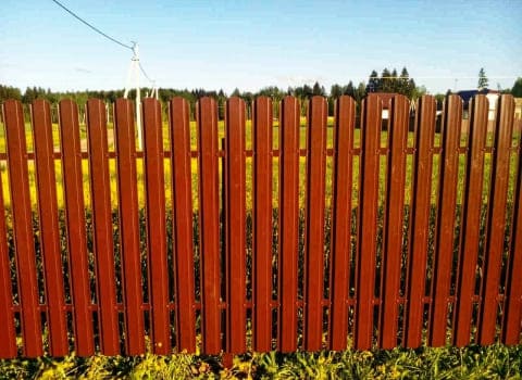 Забор из металлического штакетника