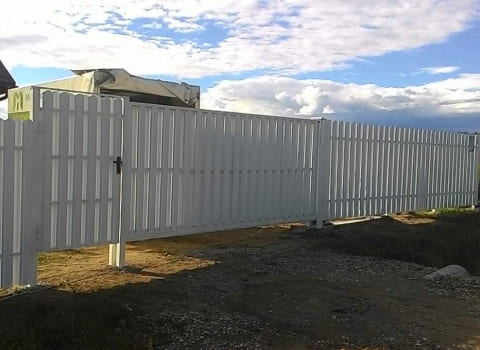 Забор из металлического штакетника от компании МосЗаборы