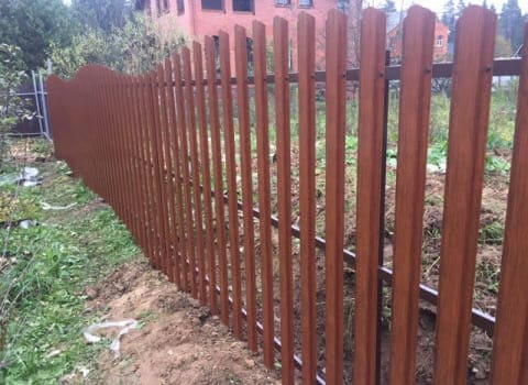 Забор из металлического штакетника от компании МосЗаборы